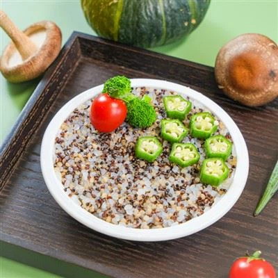 Quinoa-ateria on valmis syötäväksi